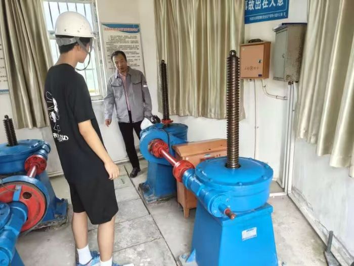 團隊參觀水庫液壓設備 宋天浩攝